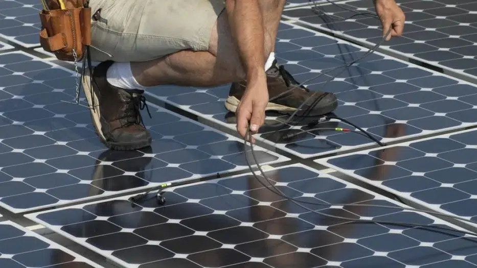 Spania plateste consumatorii ca sa foloseasca energie. Productia solara a depasit cererea