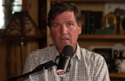Tucker Carlson se retrage din Partidul Republican. Jurnalistul critica razboiul initiat de Trump