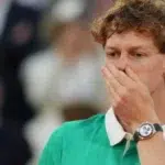 Liderul mondial Jannik Sinner castiga la Wimbledon dupa o cazatura dura. Shapovalov abandoneaza