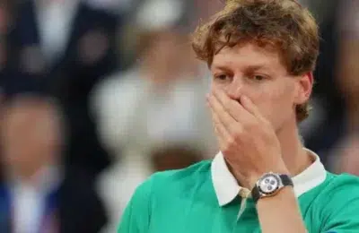 Liderul mondial Jannik Sinner castiga la Wimbledon dupa o cazatura dura. Shapovalov abandoneaza