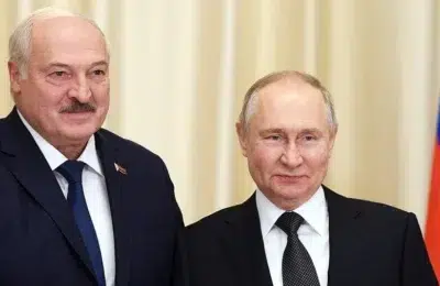Putin si Lukasenko se intalnesc de urgenta. Zelenski cere demontarea antenelor pentru drone