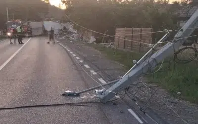 Un TIR s-a rasturnat in Neamt si a rupt o conducta de gaze. Doi tineri au ajuns la spital