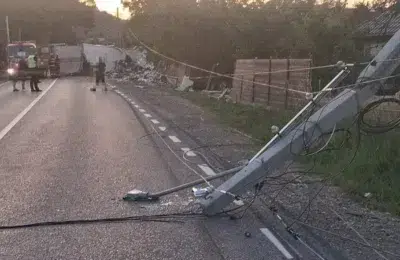 Un TIR s-a rasturnat in Neamt si a rupt o conducta de gaze. Doi tineri au ajuns la spital