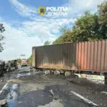 Doua camioane iau foc dupa o ciocnire frontala pe DN2A. Doi soferi ajung la spital