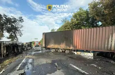Doua camioane iau foc dupa o ciocnire frontala pe DN2A. Doi soferi ajung la spital