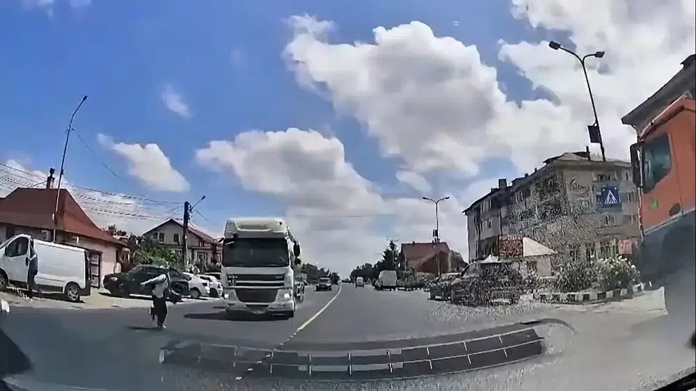 Adolescent de 15 ani lovit de o cisterna pe trecerea de pietoni in Bacau. Soferul are dosar penal
