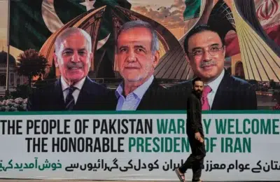Presedintele iranian ajunge in Pakistan. SUA si Iran negociaza incetarea razboiului