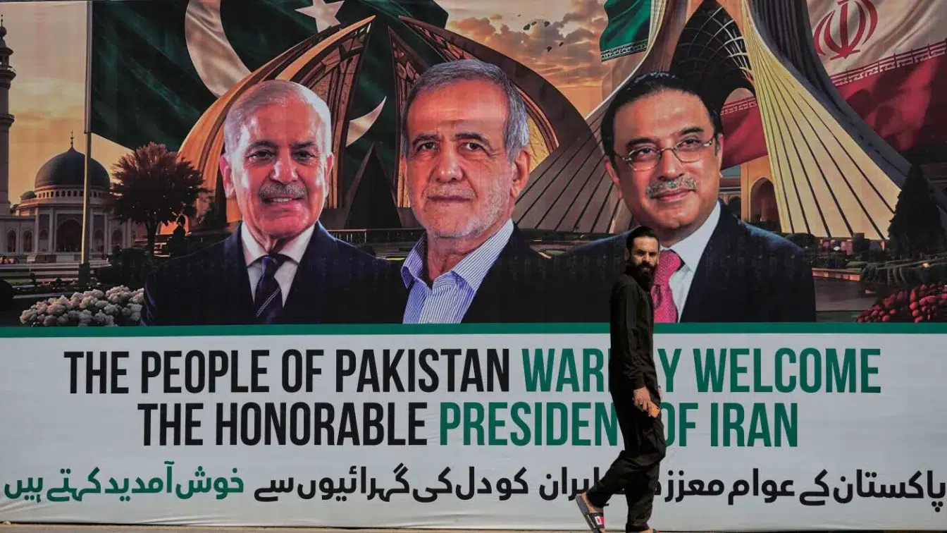 Presedintele iranian ajunge in Pakistan. SUA si Iran negociaza incetarea razboiului