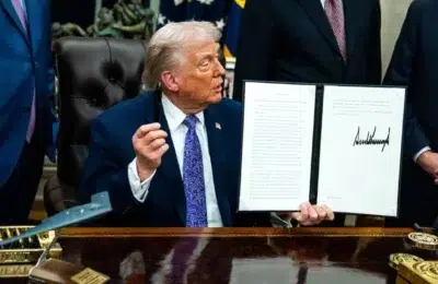 Trump si presedintele Iranului semneaza acordul de pace. SUA ridica blocada navala