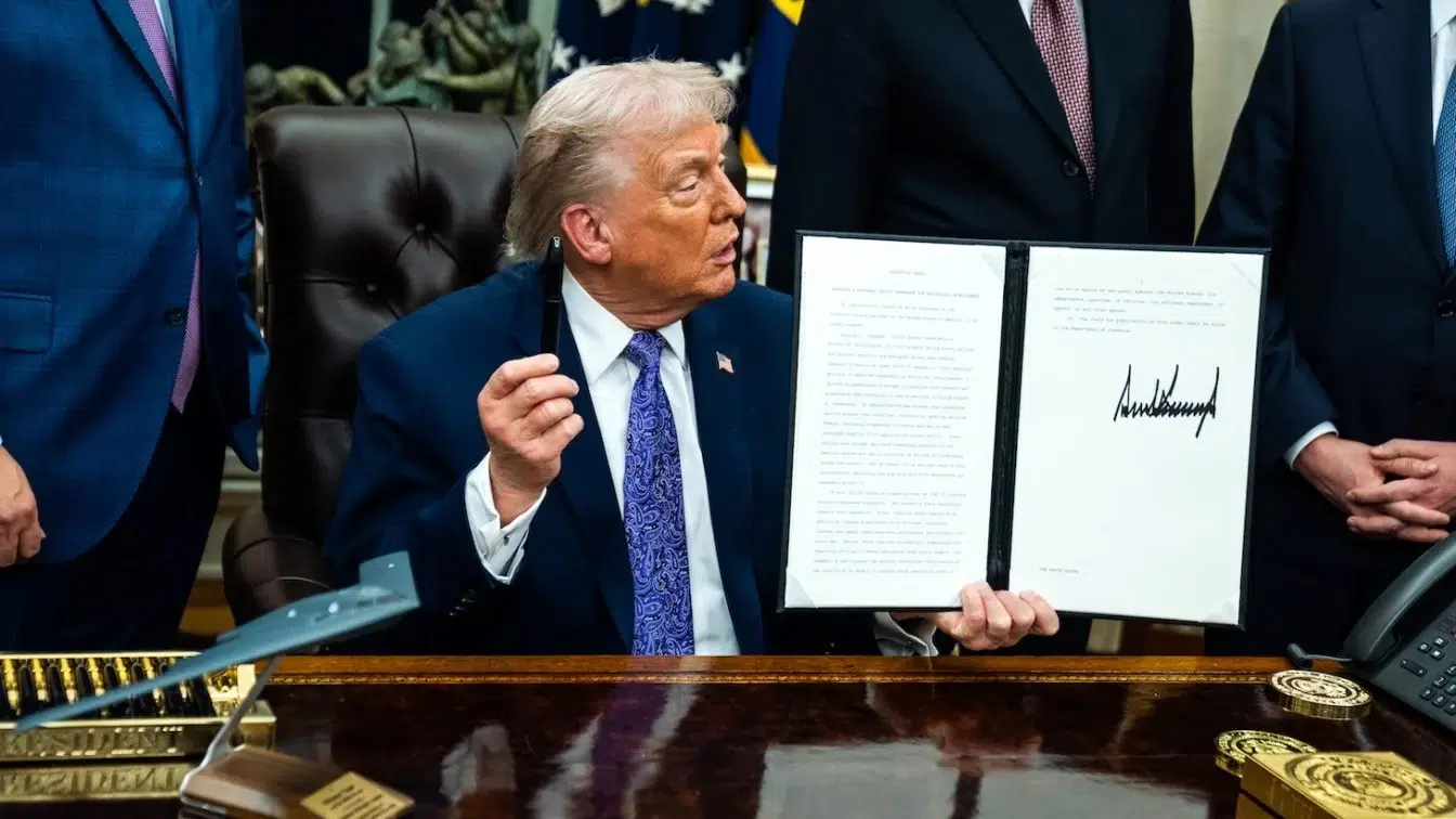 Trump si presedintele Iranului semneaza acordul de pace. SUA ridica blocada navala