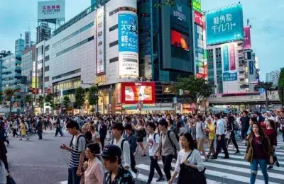 Tokyo amendează pe loc turiștii care aruncă gunoaie pe stradă. Sancțiunea ajunge la 11 euro