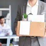 Angajat concediat pentru fructele de la birou. Instanta il despagubeste cu 10.650 de euro