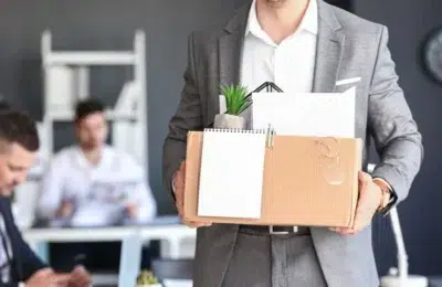 Angajat concediat pentru fructele de la birou. Instanta il despagubeste cu 10.650 de euro