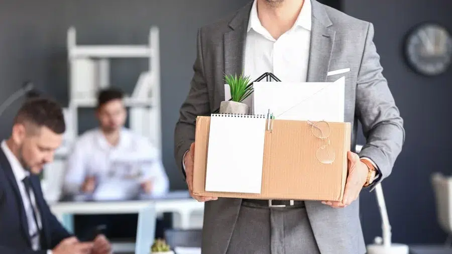 Angajat concediat pentru fructele de la birou. Instanta il despagubeste cu 10.650 de euro