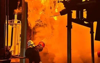 Ucraina loveste depozitele de petrol din Rusia si Crimeea. 130 de pompieri intervin la Novorossiisk
