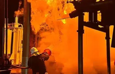 Ucraina loveste depozitele de petrol din Rusia si Crimeea. 130 de pompieri intervin la Novorossiisk