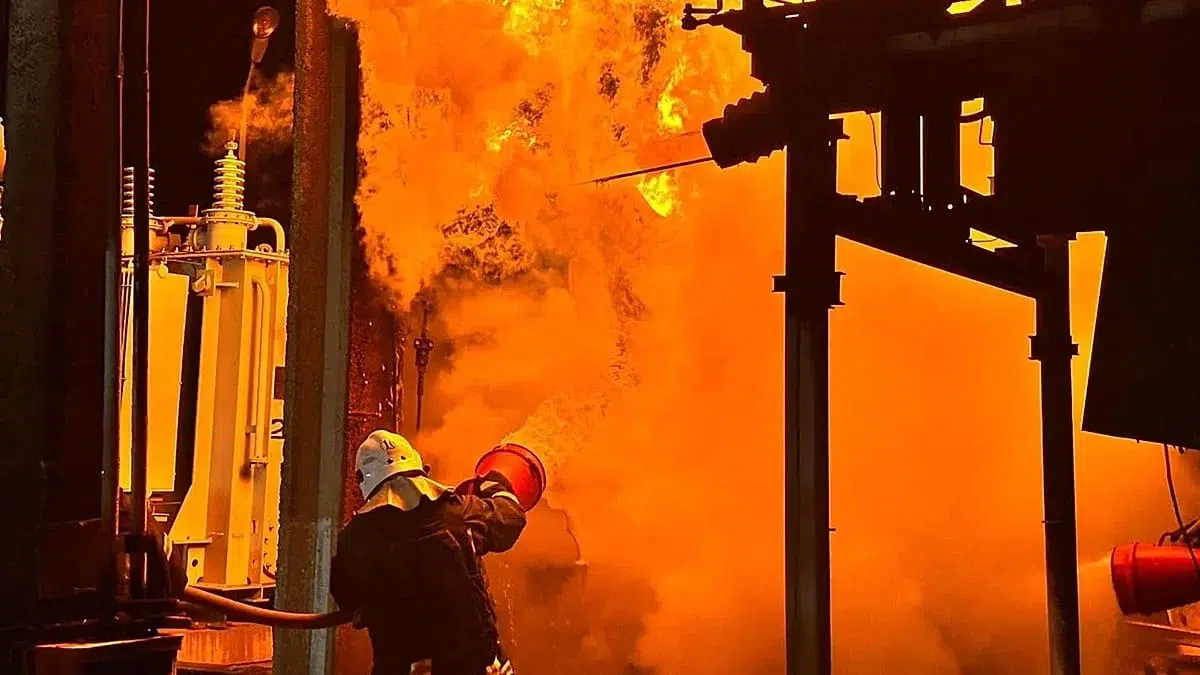 Ucraina loveste depozitele de petrol din Rusia si Crimeea. 130 de pompieri intervin la Novorossiisk