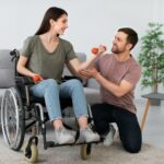 Cum se întreține corect un scaun cu rotile? Ghid complet pentru o utilizare sigură și confortabilă