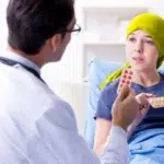 Concediu platit pentru romanii care insotesc bolnavii de cancer la analize. USR a depus proiectul