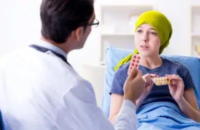 Concediu platit pentru romanii care insotesc bolnavii de cancer la analize. USR a depus proiectul