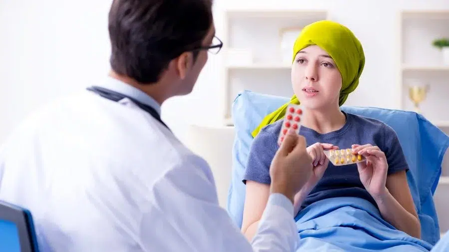 Concediu platit pentru romanii care insotesc bolnavii de cancer la analize. USR a depus proiectul