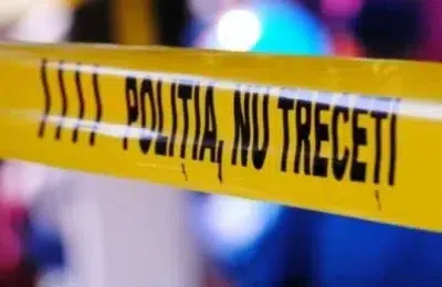 Copil de 4 ani gasit mort intr o locuinta din Galati. Fratii lui sunt internati in stare grava