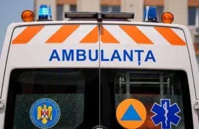 Copil de 2 ani mort in Galati. Pompierii au spart usa si au gasit mama cu rani pe maini