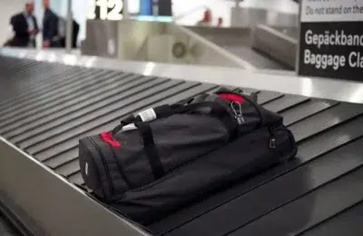 Copil de 13 ani oprit de la zbor pentru ca nu avea card bancar. Eurowings cerea 60 de euro