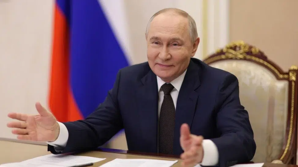 Putin convoaca o sedinta de urgenta la Kremlin. Productia de benzina a Rusiei scade cu 25 la suta