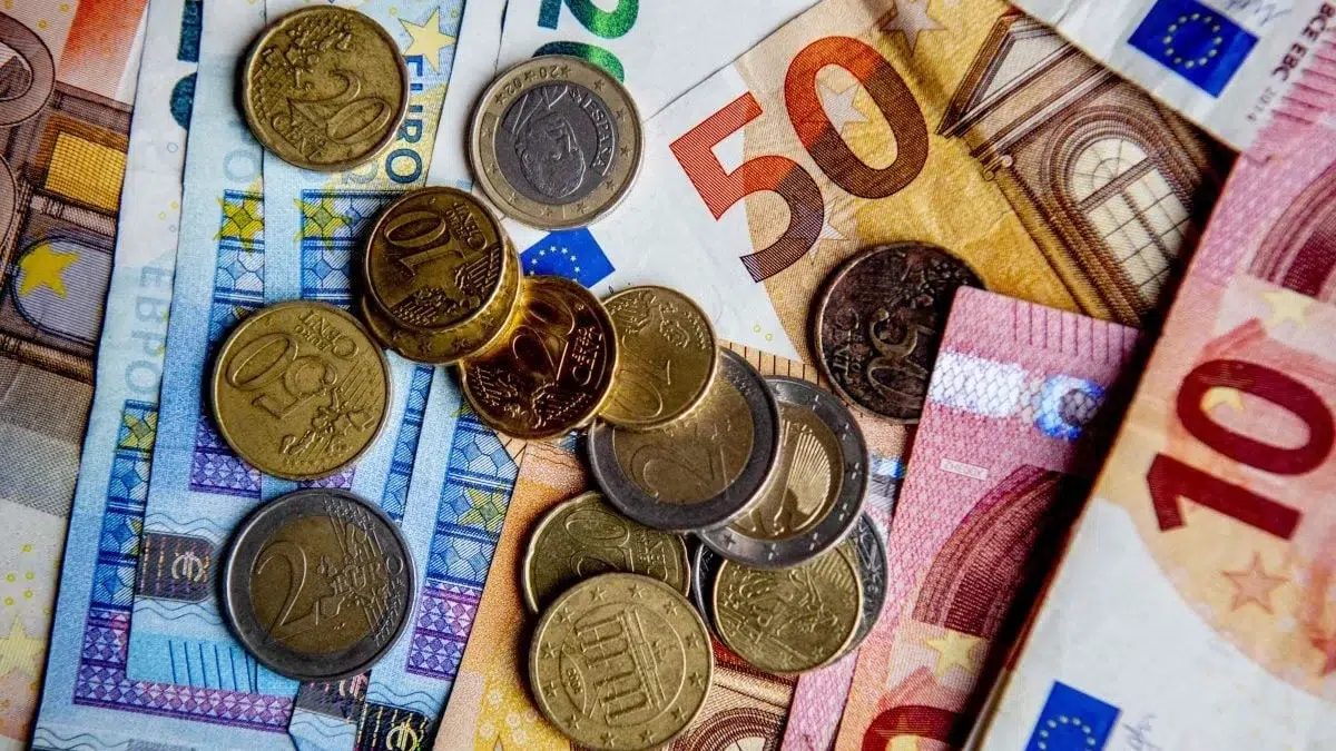 Curs BNR. Euro ajunge la 5.23 lei pe fondul crizei politice declansate de demiterea lui Bolojan