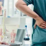Cinci semne de alarma la durerile de spate. Analizele in picioare pot evita operatiile inutile