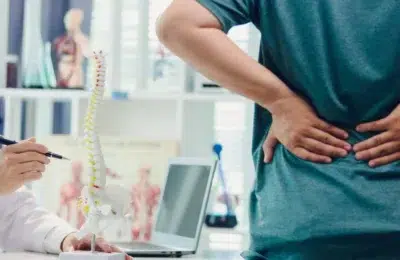 Cinci semne de alarma la durerile de spate. Analizele in picioare pot evita operatiile inutile