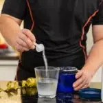 Bauturile sportive contin peste 250 miligrame de sodiu. Cand are corpul nevoie de electroliti
