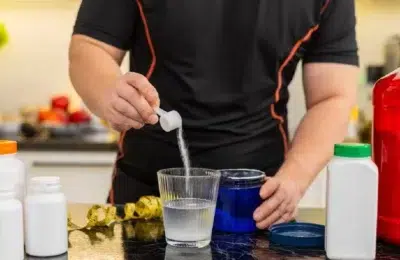 Bauturile sportive contin peste 250 miligrame de sodiu. Cand are corpul nevoie de electroliti