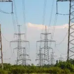 România exportă masiv energie ieftină și importă carburanți scumpi. Datele INS pentru 2026