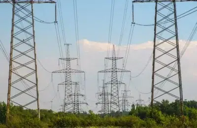 România exportă masiv energie ieftină și importă carburanți scumpi. Datele INS pentru 2026