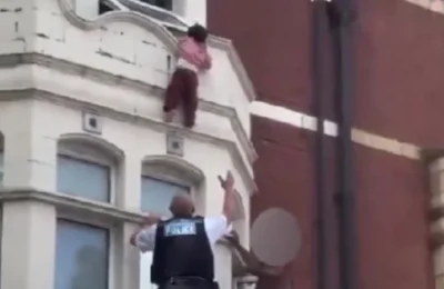 O fetiță a căzut de la etajul doi în Londra. Un polițist a prins copilul în aer