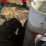 O fetita de 8 ani a cazut intr-o fantana la 8 metri adancime in Vrancea. Pompierii intervin