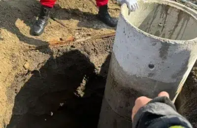 O fetita de 8 ani a cazut intr-o fantana la 8 metri adancime in Vrancea. Pompierii intervin