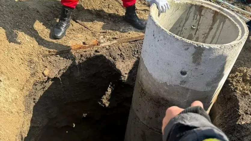 O fetita de 8 ani a cazut intr-o fantana la 8 metri adancime in Vrancea. Pompierii intervin