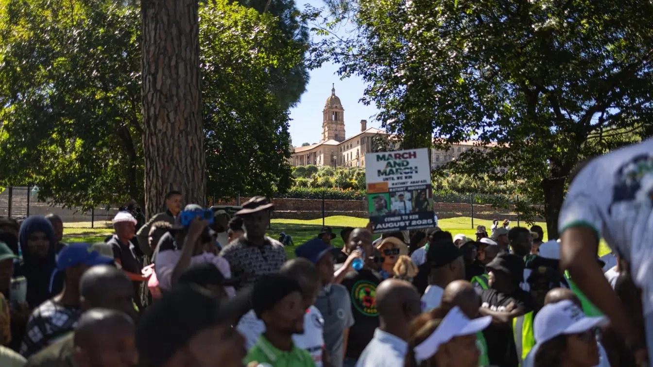 Cinci imigranti ucisi in Africa de Sud. Oamenii fug in munti de frica atacurilor xenofobe