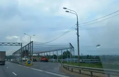 Kremlinul instaleaza plase antidrona pe autostrada spre Valdai. Masuri de securitate pentru Putin
