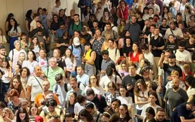 Sute de oameni blocati la metrou in statia Tineretului. Guvernul Vestea pica la votul din Parlament