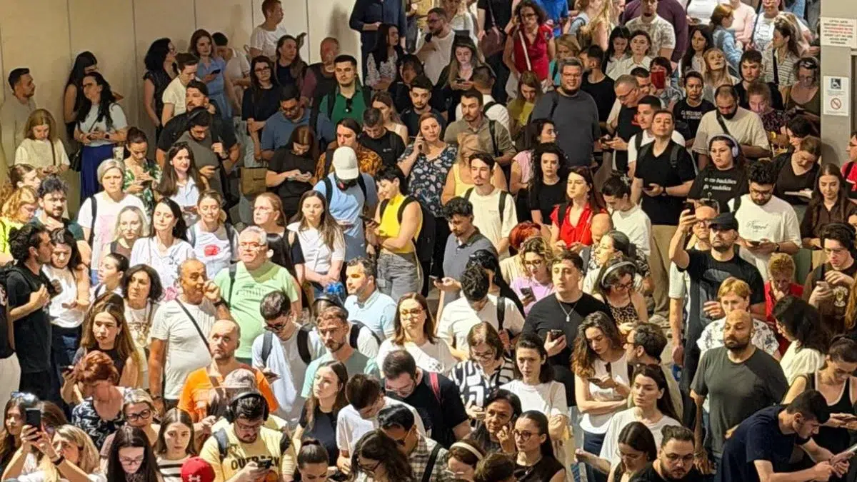 Sute de oameni blocati la metrou in statia Tineretului. Guvernul Vestea pica la votul din Parlament