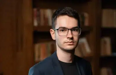 Olimpic internațional dă în judecată Ministerul Educației. Guvernul i-a tăiat bursa de excelență