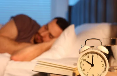 Studiu pe 500.000 de oameni. Somnul intre 6 si 8 ore pe noapte incetineste imbatranirea
