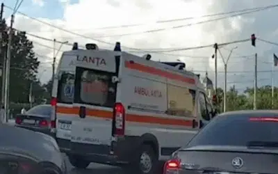 Pacient in pantaloni scurti fuge din ambulanta la semafor in Bucuresti. Jandarmii intervin rapid