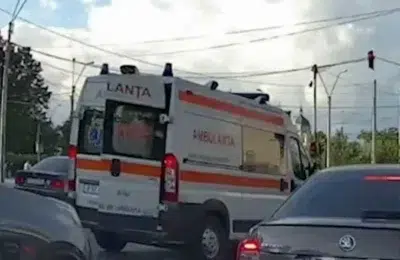 Pacient in pantaloni scurti fuge din ambulanta la semafor in Bucuresti. Jandarmii intervin rapid