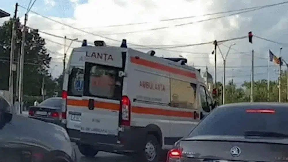Pacient in pantaloni scurti fuge din ambulanta la semafor in Bucuresti. Jandarmii intervin rapid