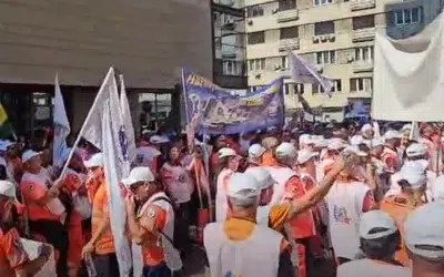 Sute de ambulantieri protesteaza la Ministerul Sanatatii. Salariile pot scadea cu 4000 de lei